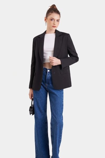 Blazer nữ màu sáng, tạo cảm giác thoáng và thanh hơn trong mùa hè