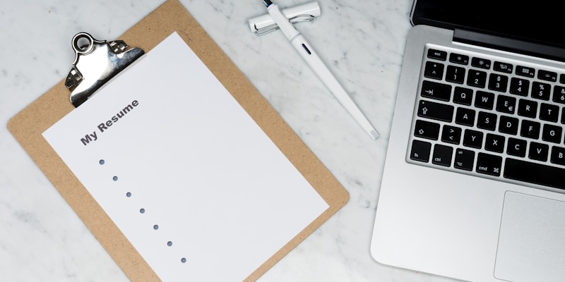 CV và portfolio trên bàn làm việc