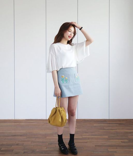 Chân váy màu xanh ngọc kết hợp với áo màu gì