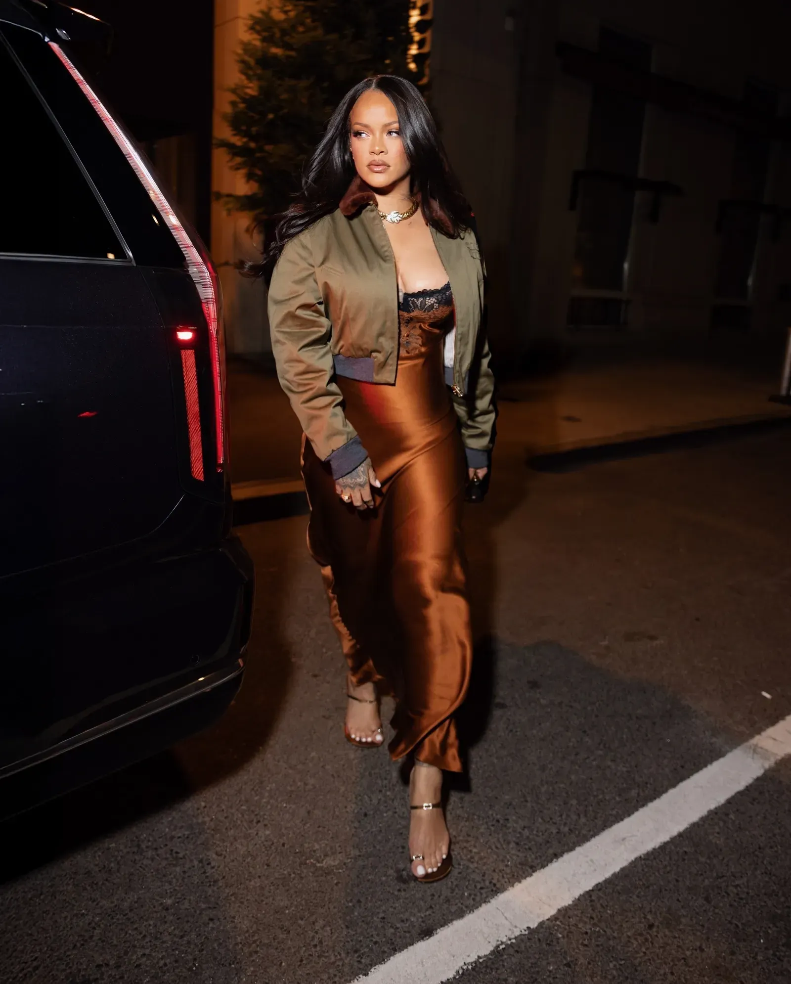 Rihanna phối váy slip dress với áo khoác da