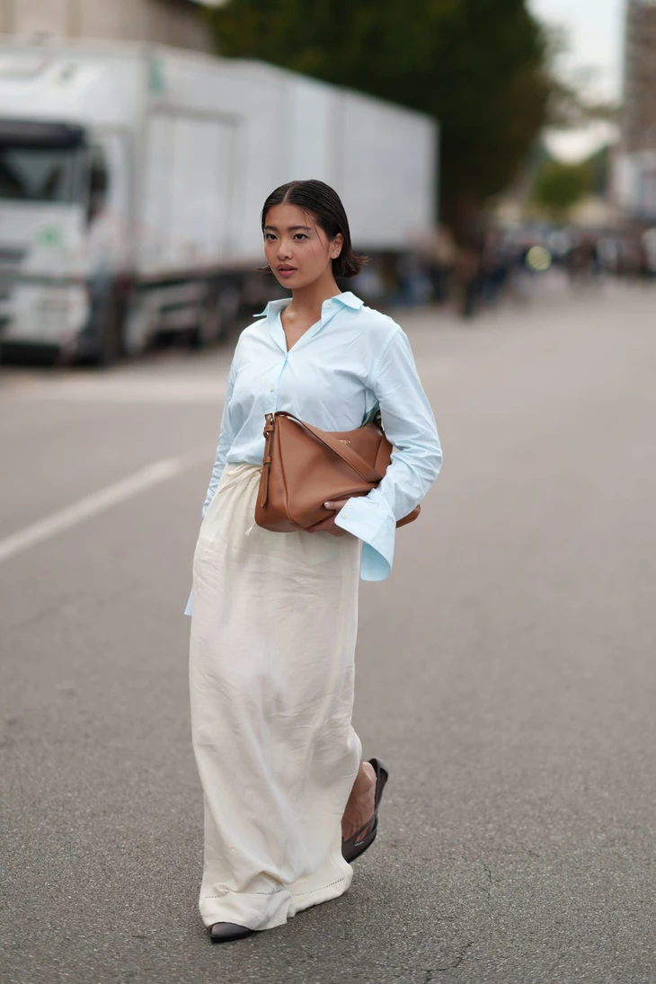 Áo sơ mi oversized phối chân váy maxi thanh lịch