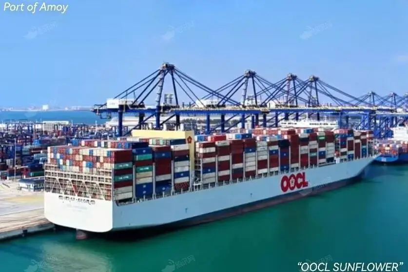 Tàu container OOCL tại cảng
