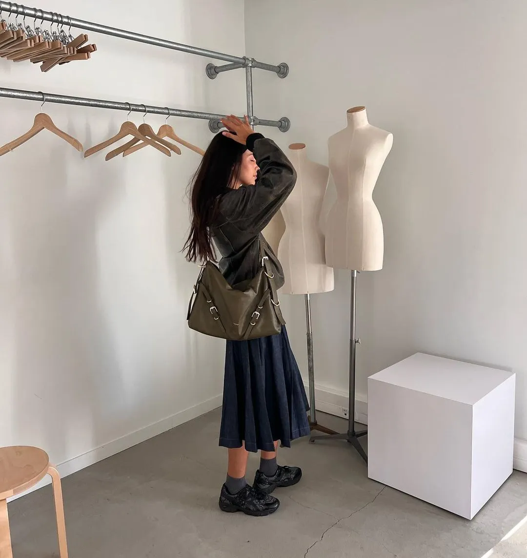 Túi xách xanh rêu vừa cá tính vừa đẹp mắt giúp hoàn thiện outfit