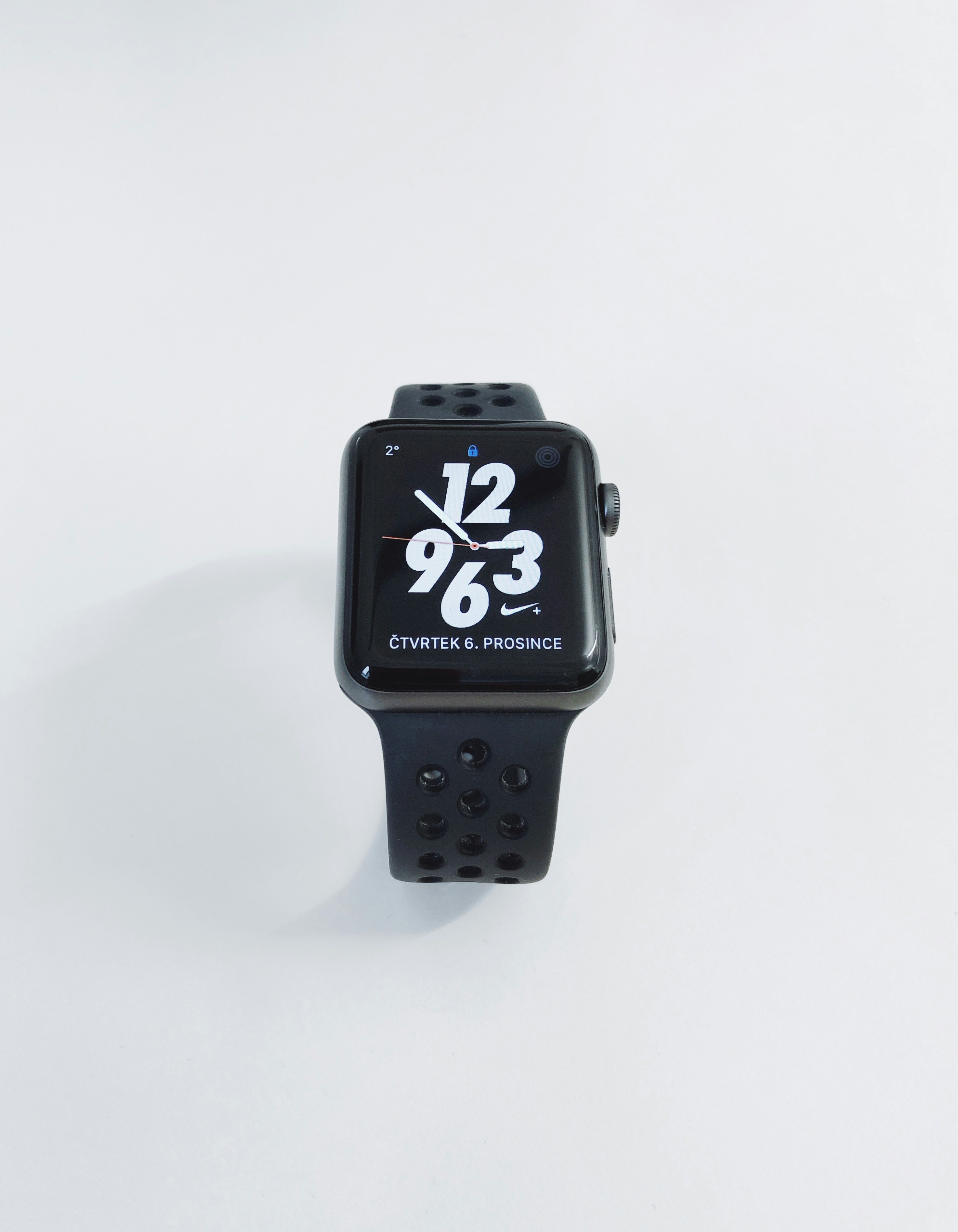 Cầm thử smartwatch tại cửa hàng để kiểm tra độ vừa vặn và cảm giác sử dụng