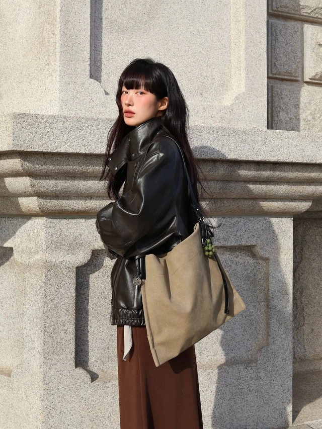 Túi oversized phù hợp với trang phục có đường nét gọn để cân bằng tổng thể