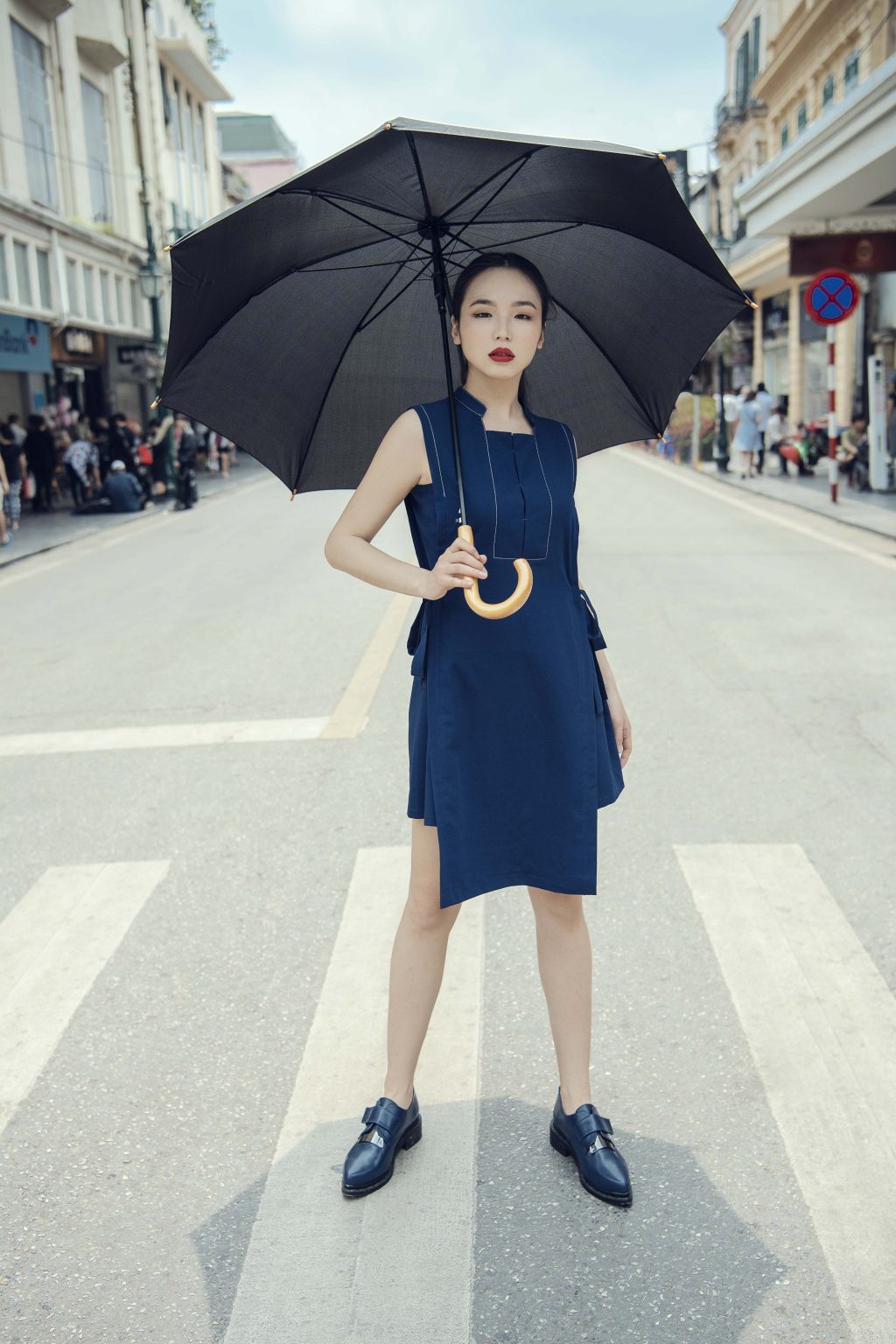 Đầm công sở màu xanh navy phong cách thanh lịch