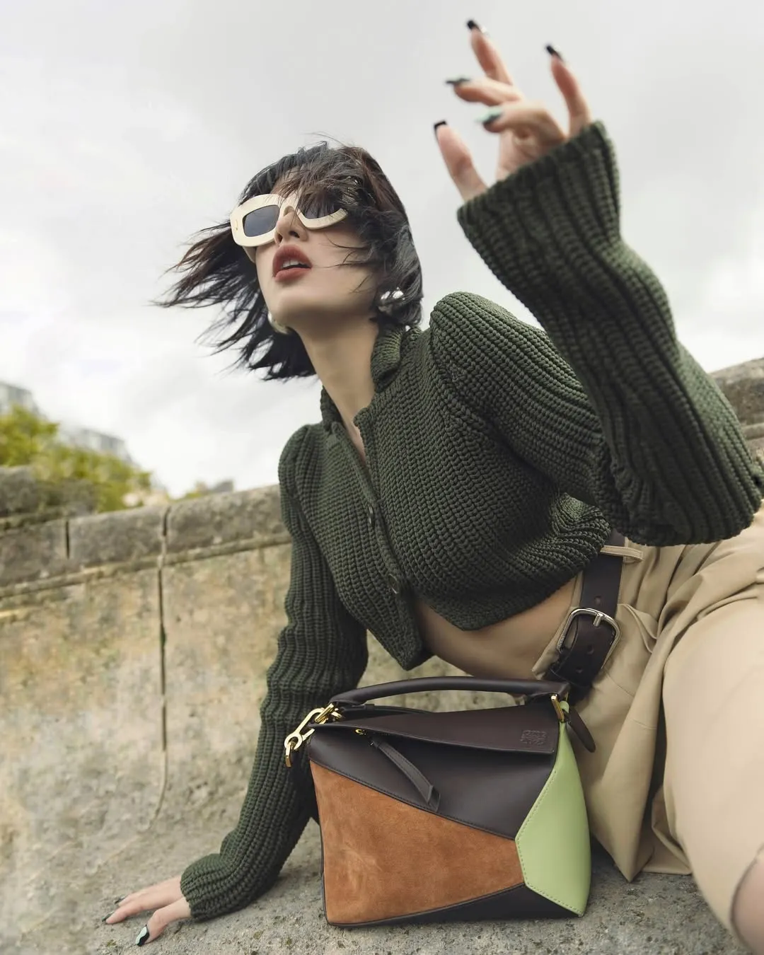 Kiểu áo len dáng croptop được Fashionista Châu Bùi diện cũng là một gợi ý hay ho cho các nàng