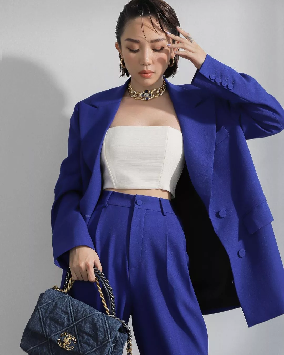 Áo blazer phối cùng bộ suit đồng điệu màu xanh hiện đại, thời thượng