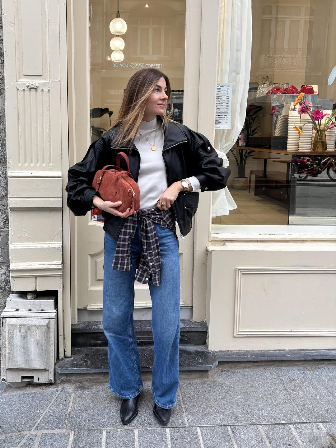 Quần jeans phối áo khoác da