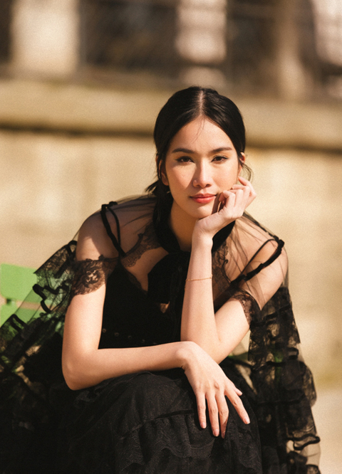 Người phụ nữ mặc đầm công sở sang trọng