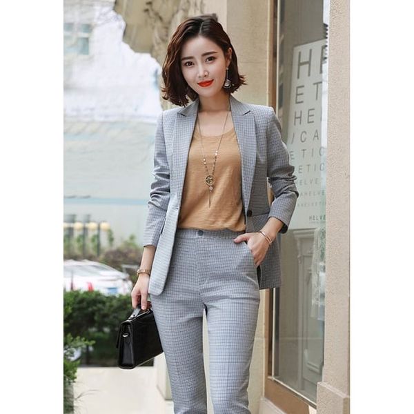 Áo comple caro phối với áo len đơn màu là cách cân bằng họa tiết và giữ outfit gọn mắt