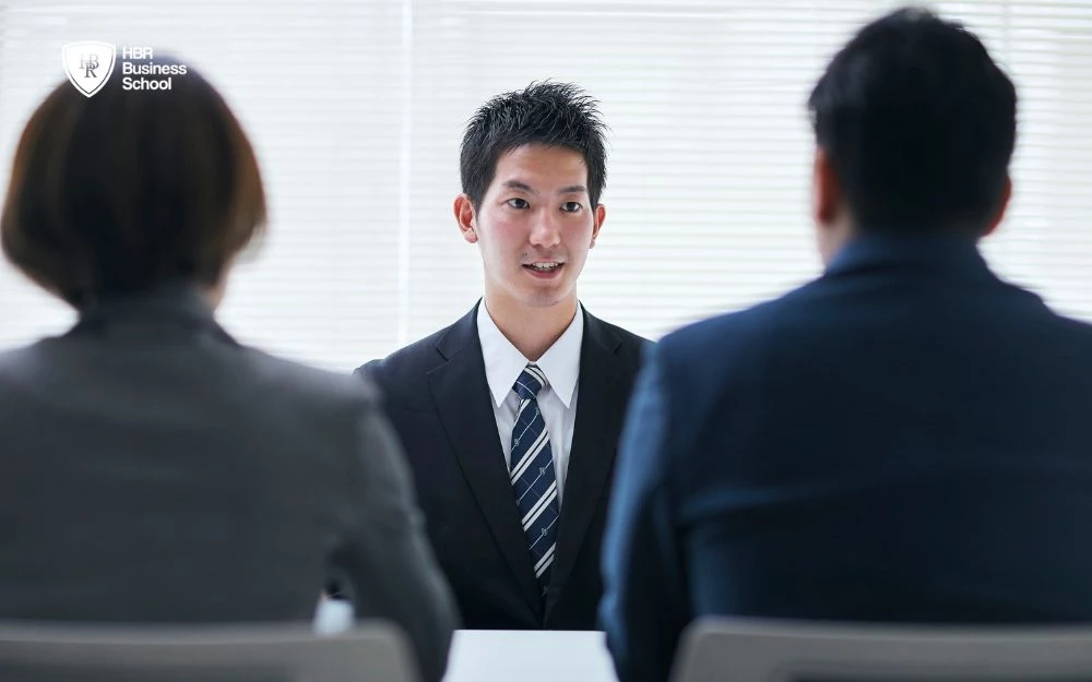 Lựa chọn trang phục màu trung tính tạo cảm giác thanh lịch và dễ chịu