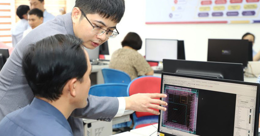 Kỹ sư Việt Nam làm việc trong phòng lab 6G