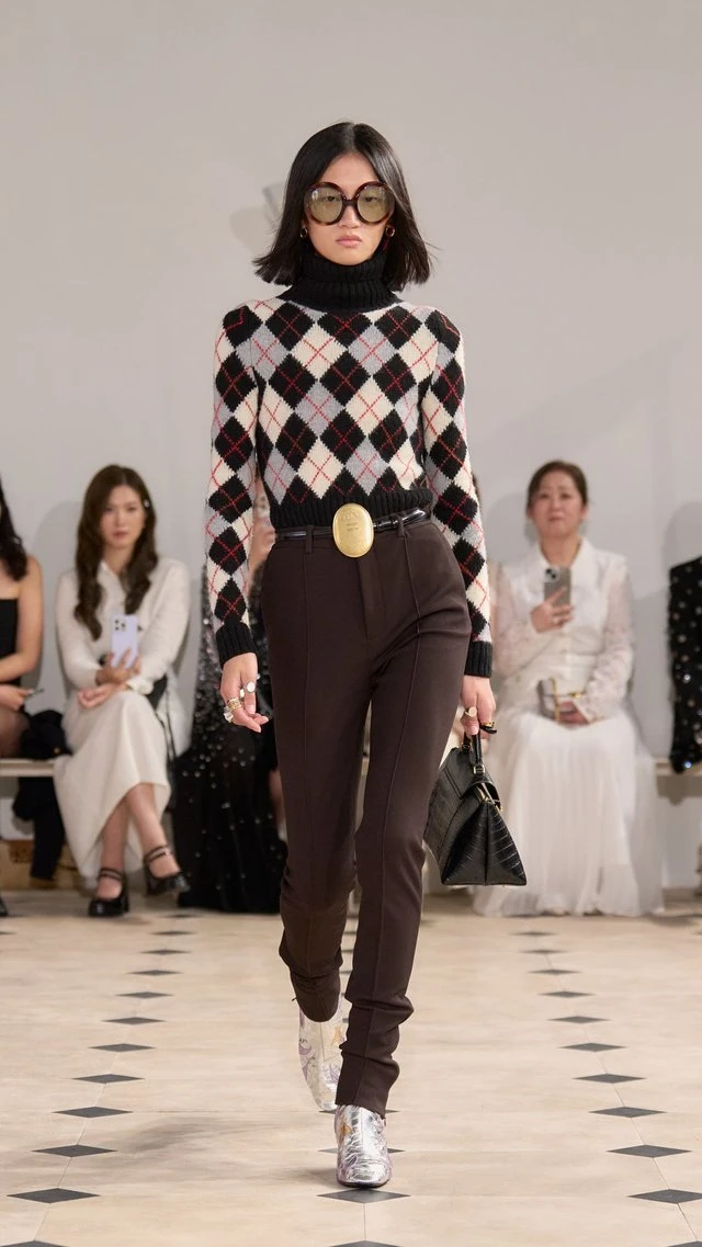 Mẫu kính Bug-eye xuất hiện tại sàn diễn SS26 của Balenciaga