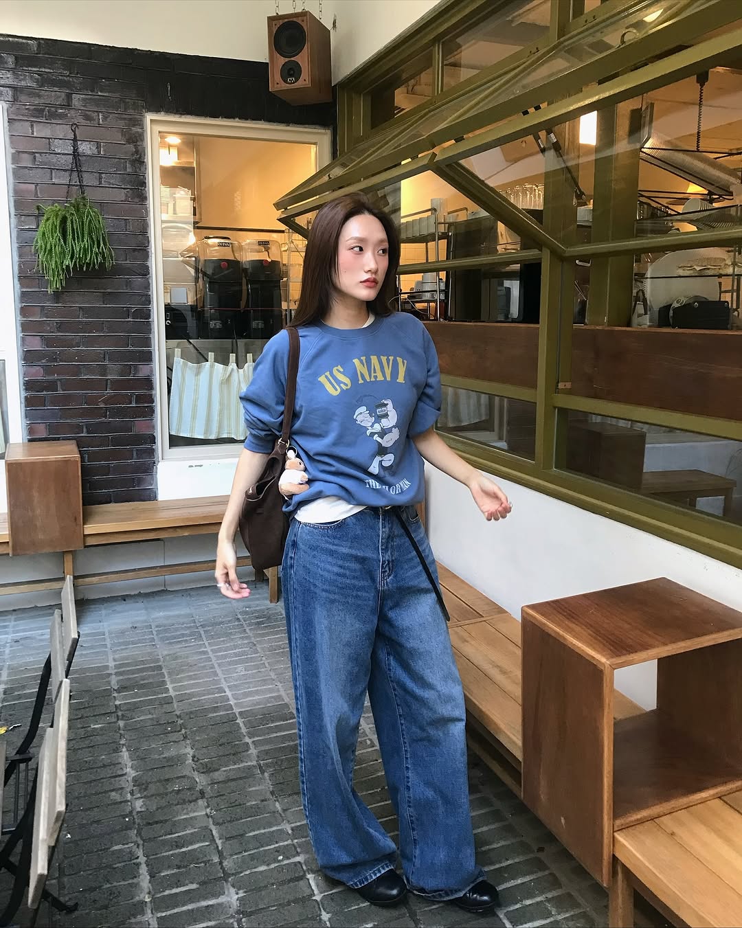 Quần jeans ống rộng phối áo nỉ