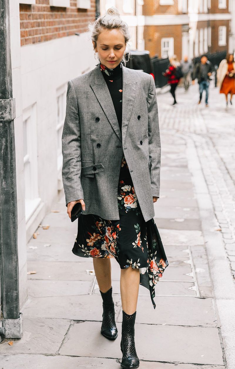 Phối đồ công sở với blazer và váy hoa