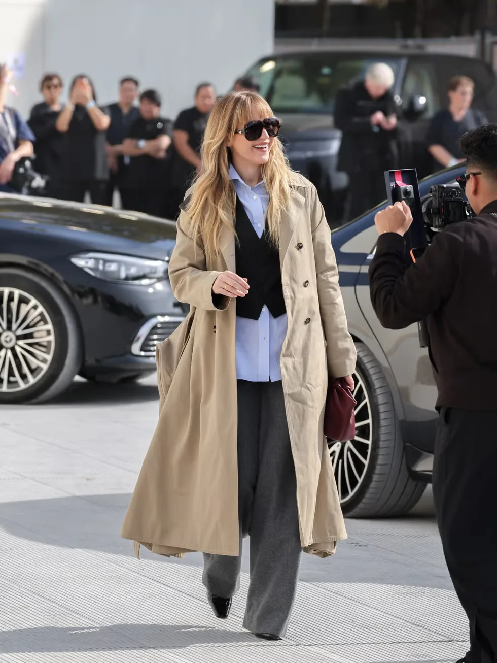 Jennifer Lawrence diện trench coat màu kem thanh lịch phong cách Parisian