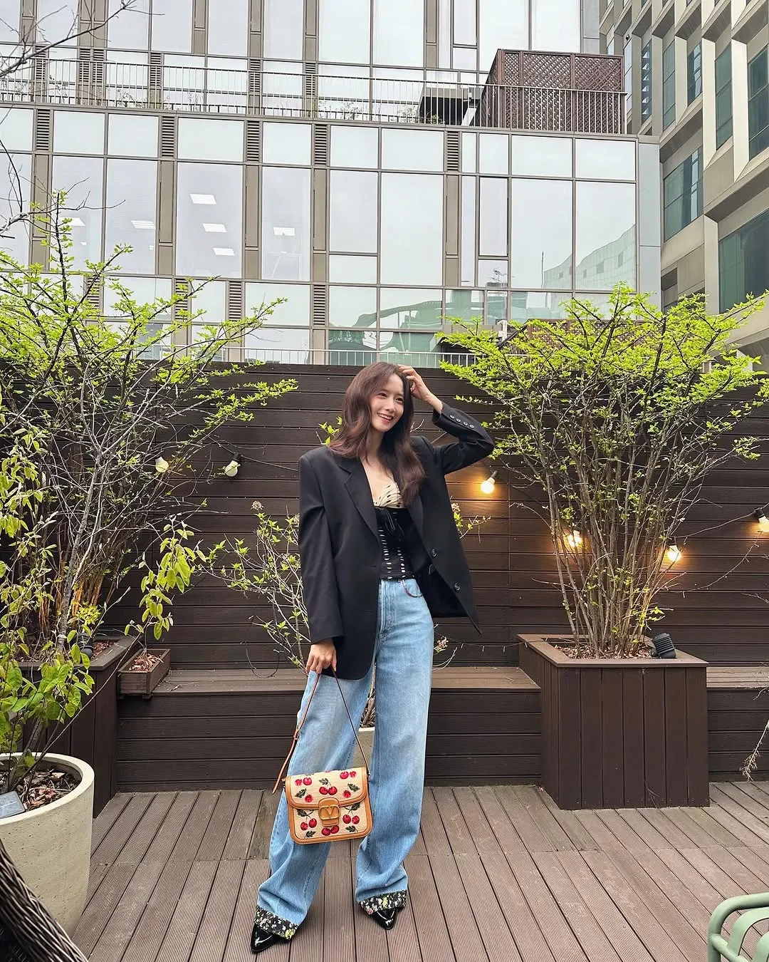 YoonA khéo léo phối quần jeans ống suông cùng blazer tạo sự cân bằng