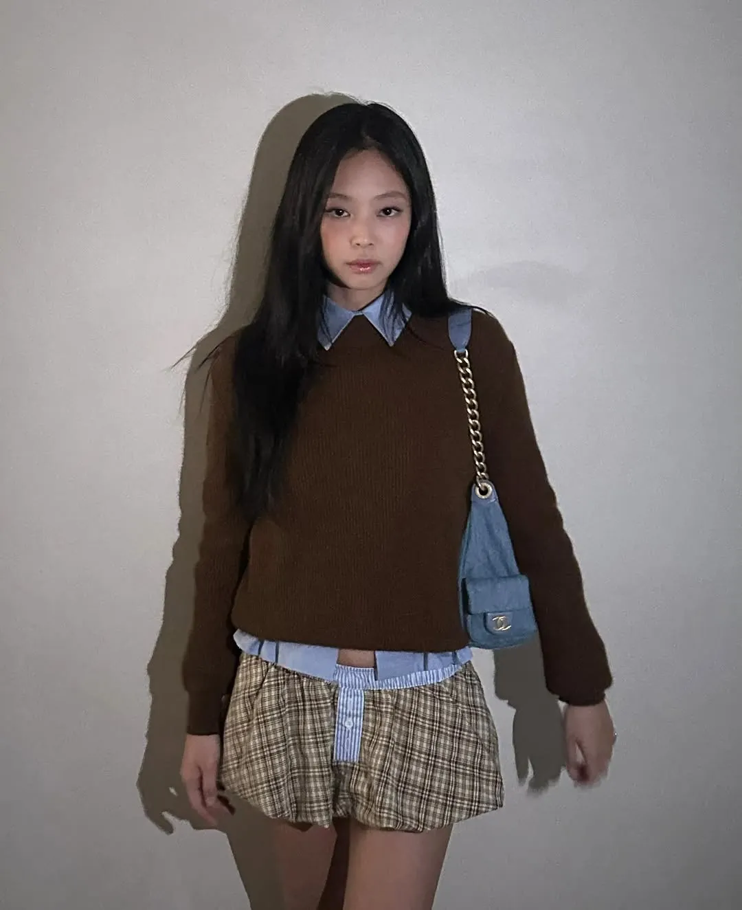 Áo sweater dệt kim nâu phối sơ mi xanh denim