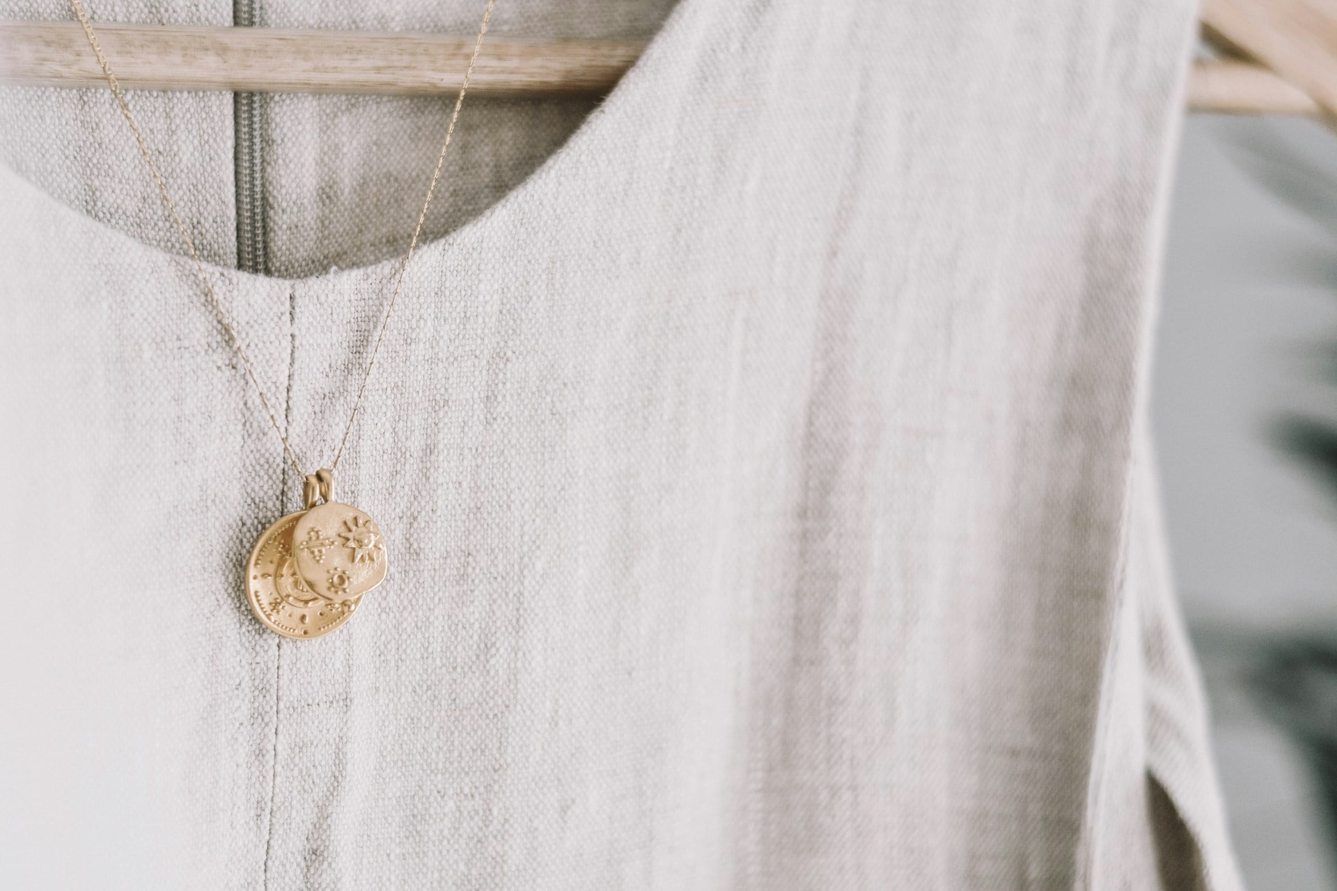 Chất liệu tự nhiên như linen giúp outfit công sở mùa hè luôn thoáng mát và mềm mại