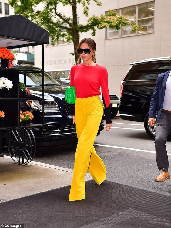 Outfit vàng phối đỏ có năng lượng cao và rất bắt mắt