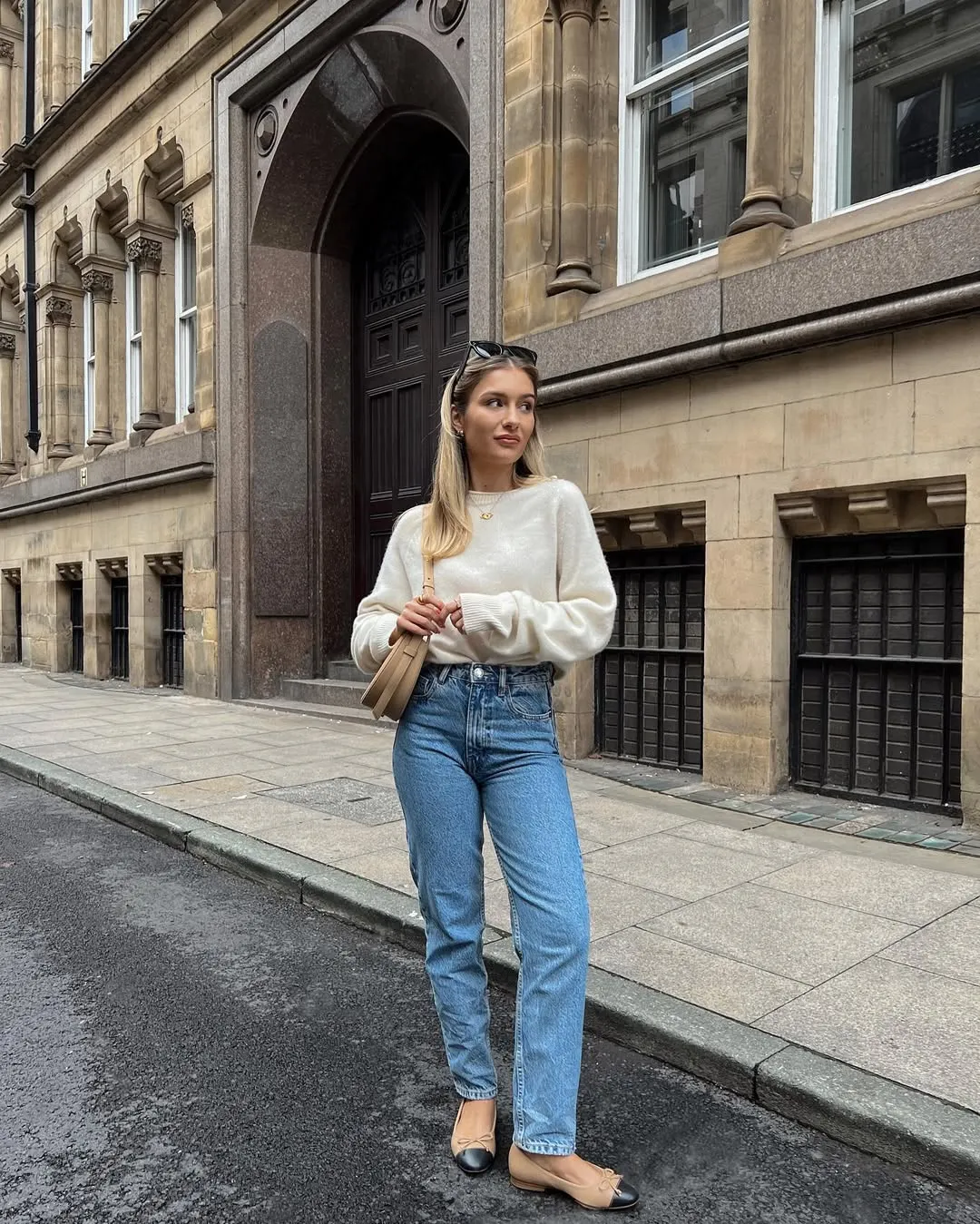 Quần jeans phối giày búp bê