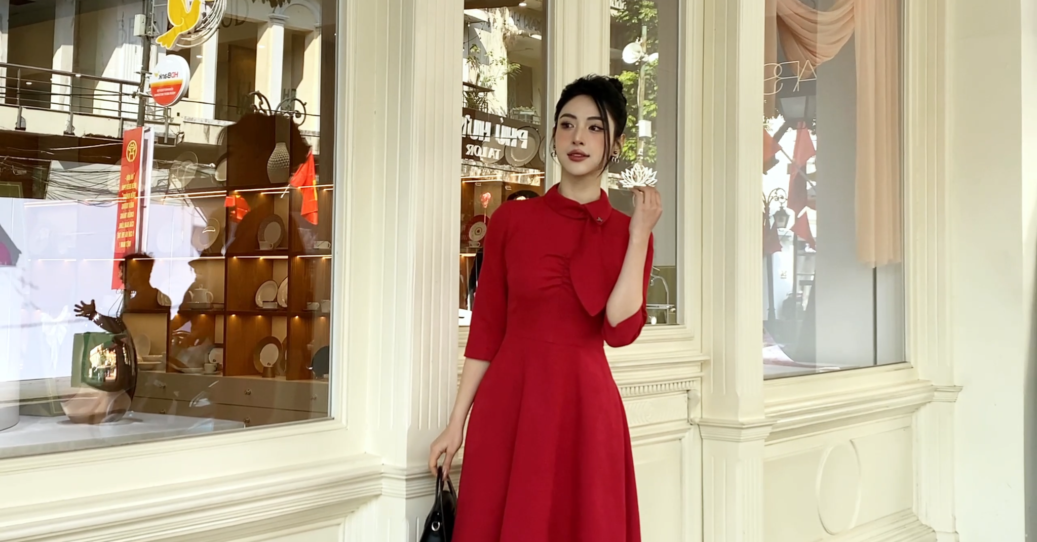 Không gian công sở với trang phục tối giản và màu sắc trung tính