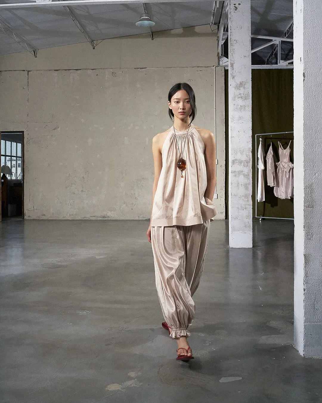Trang phục lụa mềm mại ngày Tết