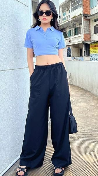 Quần suông lưng thun phối cùng áo thun giúp outfit trẻ trung, dễ mặc và không quá gò bó