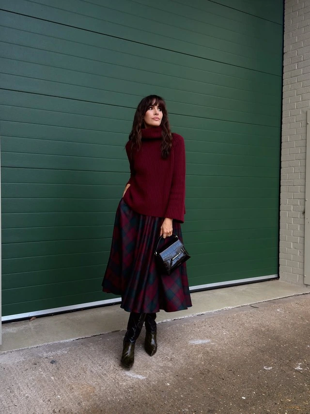 Túi oversized tạo điểm nhấn rõ ràng cho trang phục đường phố
