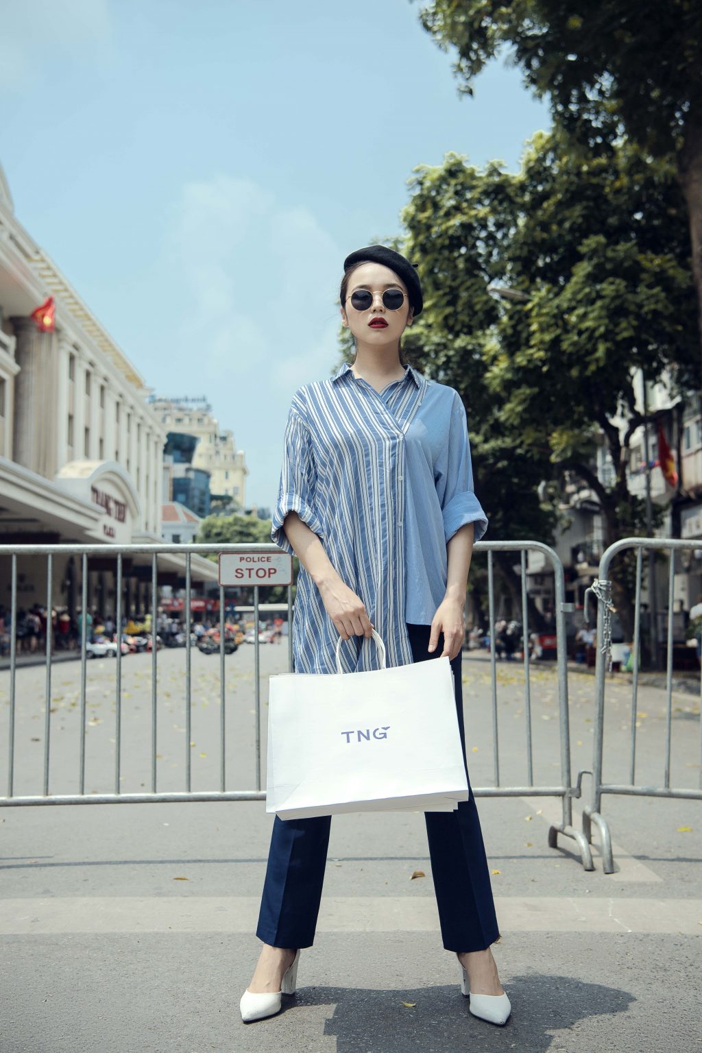 Áo sơ mi bất đối xứng và quần ống rộng tạo phong cách cá tính