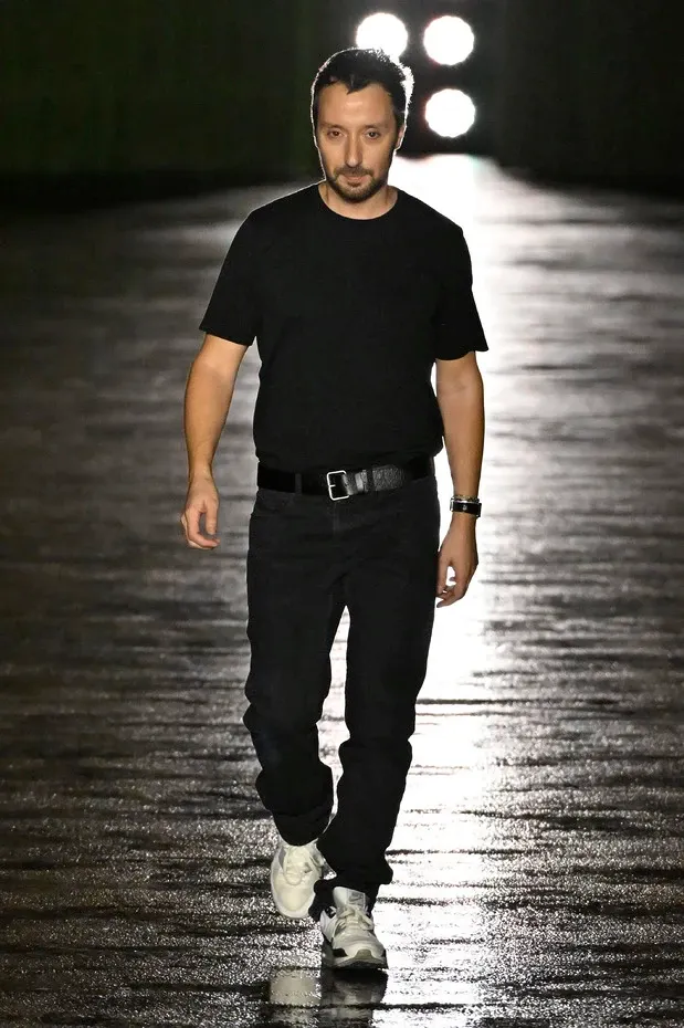 Anthony Vaccarello trong bộ sưu tập Thu/Đông 2024 của Saint Laurent. Gần một thập kỷ sau, phong cách của anh vẫn không thay đổi.