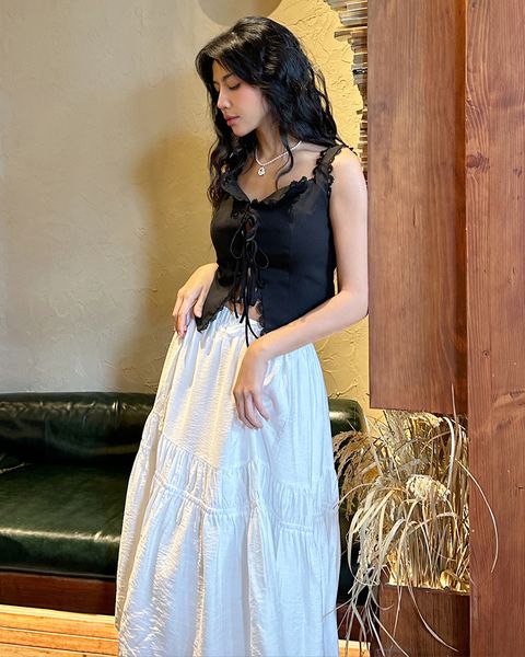 Áo sát nách đen cổ vuông phối chân váy midi lưng thun phối bèo