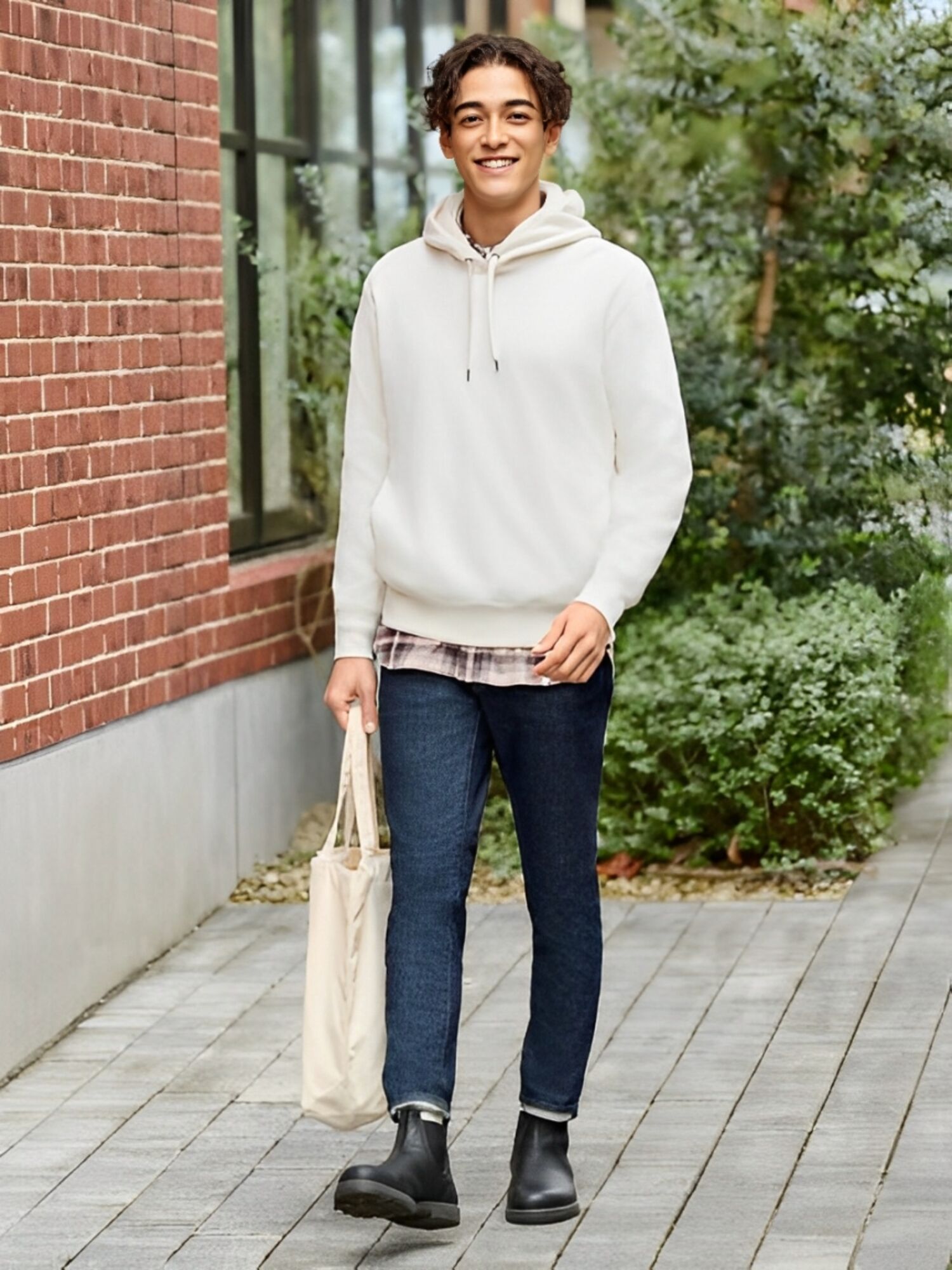 Phối áo hoodie và quần jeans công sở nam