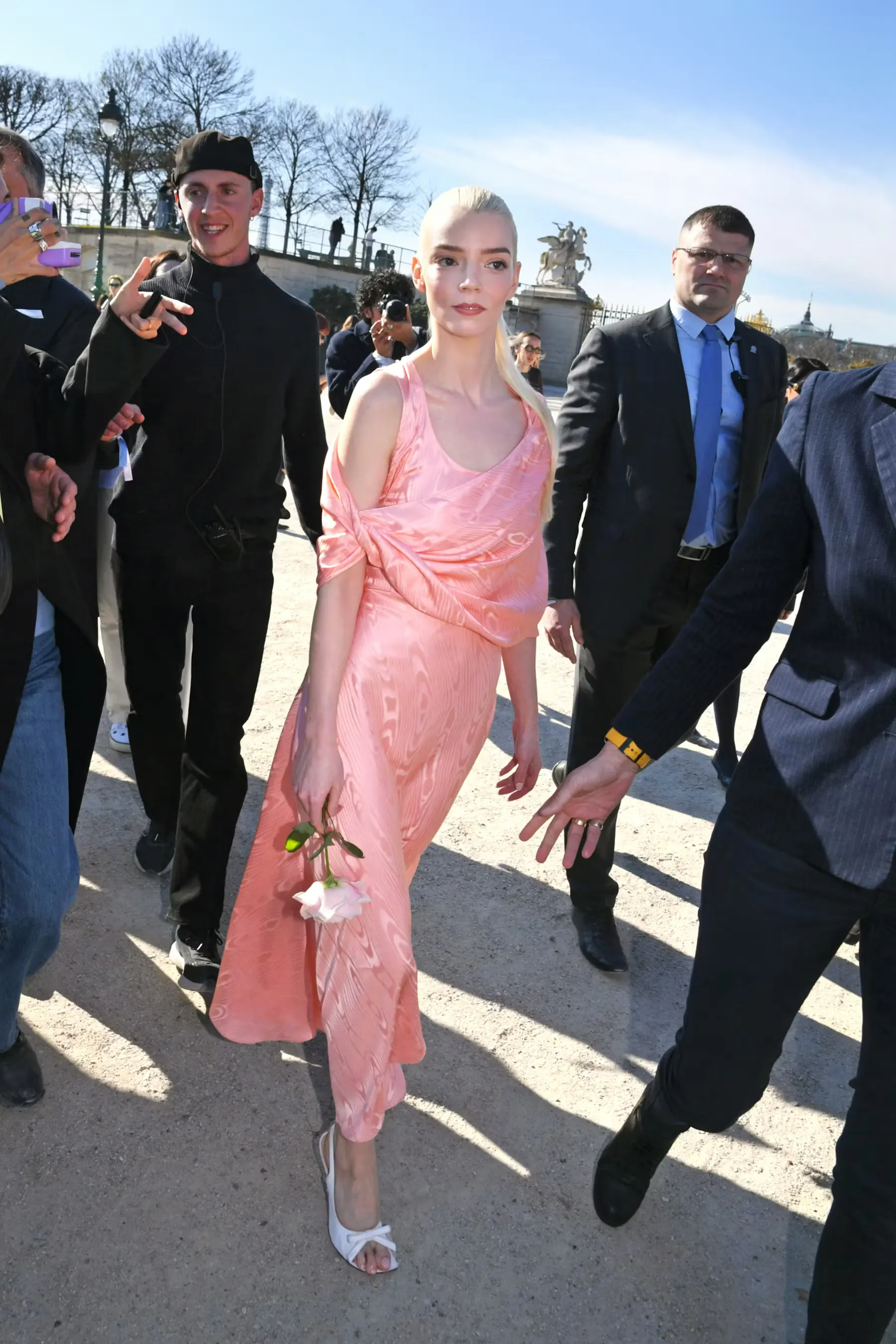 Anya Taylor-Joy diện slip dress màu hồng san hô