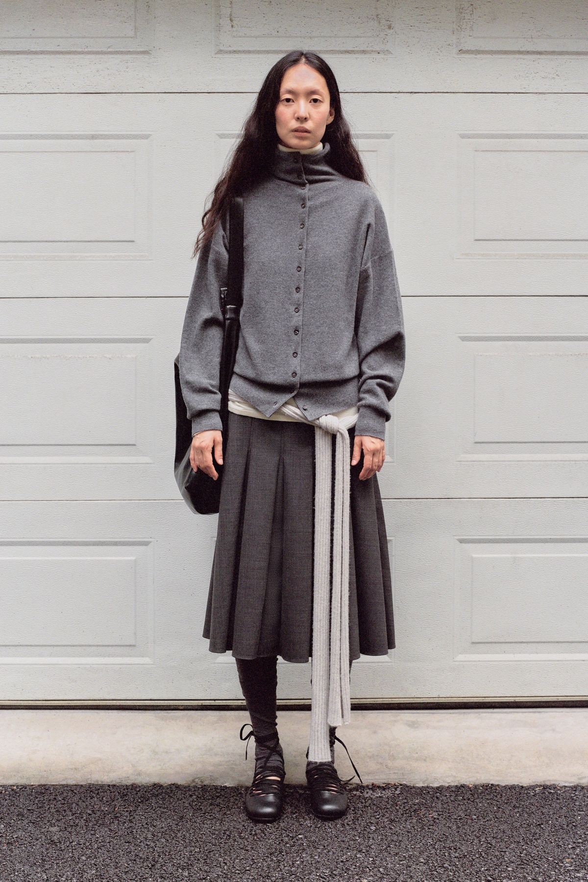 Cardigan và váy midi