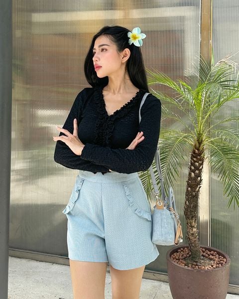 Áo kiểu dài tay đen phối cùng quần short denim năng động