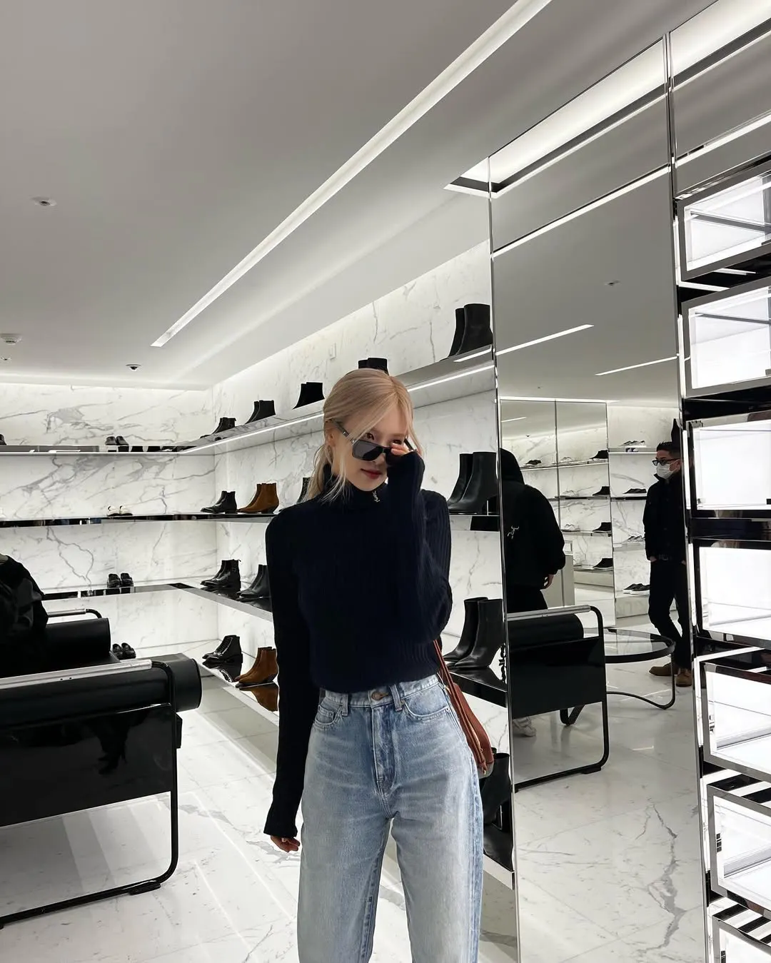 Áo cổ lọ dệt kim cùng quần jeans tạo dáng gọn gàng