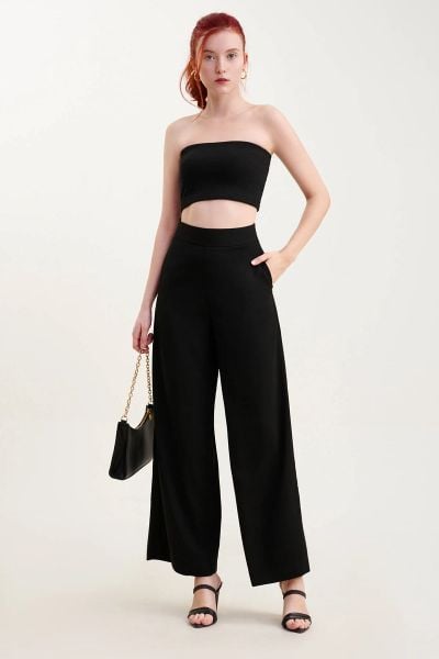 Quần ống suông phối với sandal cao gót