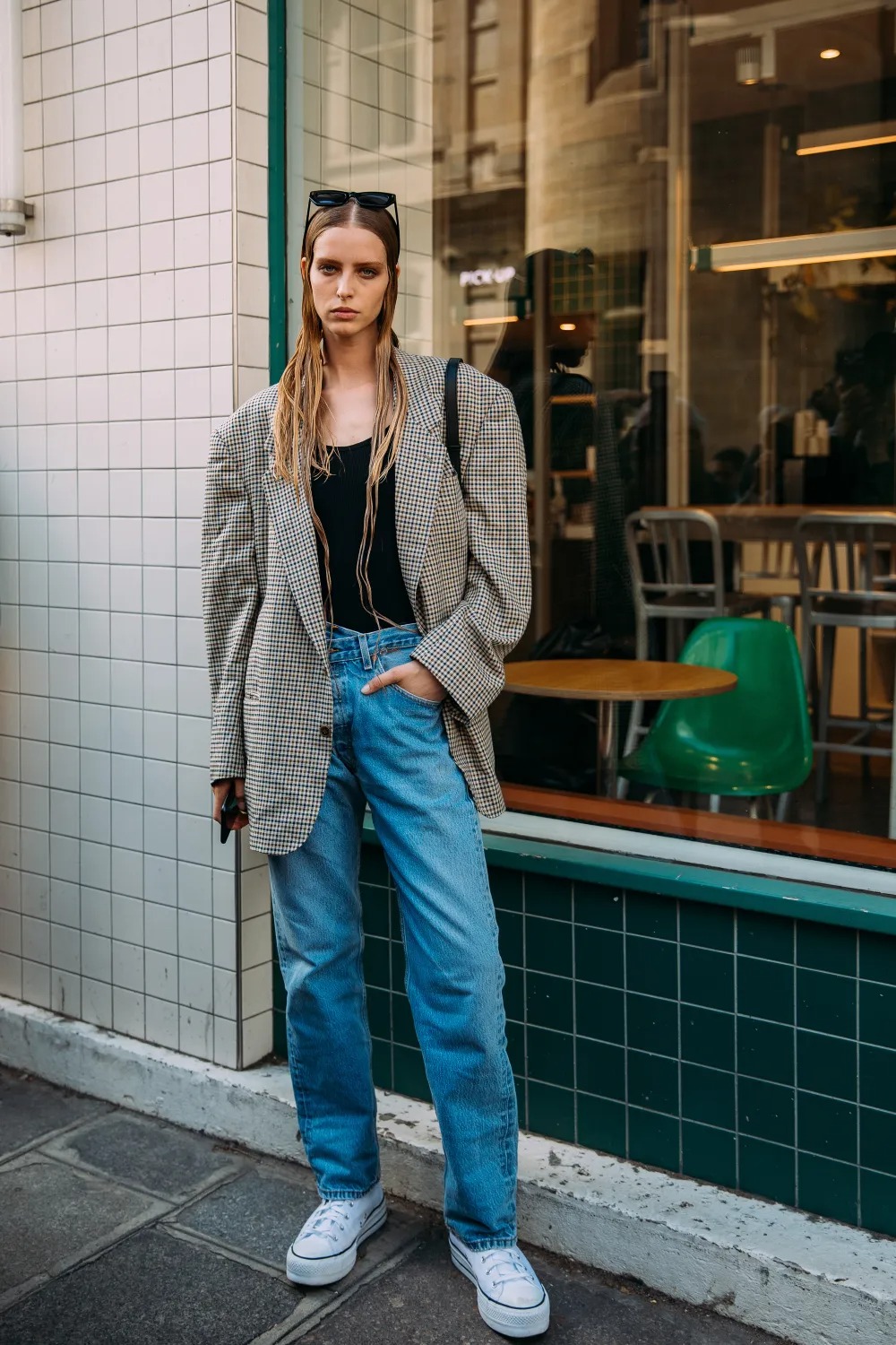 Blazer phối jeans ống rộng và giày thể thao