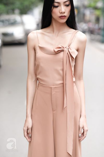 Áo satin phối quần lụa ống rộng tạo bộ trang phục mềm và thanh lịch