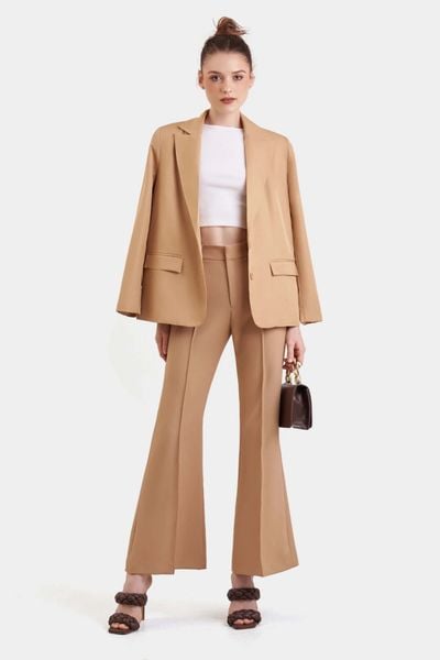 Blazer form rộng giúp blazer mùa hè trông thoải mái và hiện đại hơn