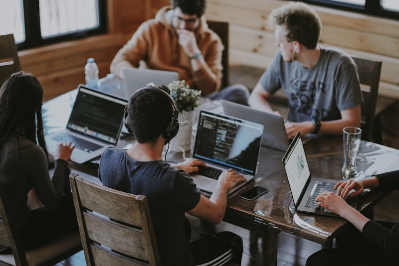 Bàn làm việc với màn hình kép và setup ergonomics