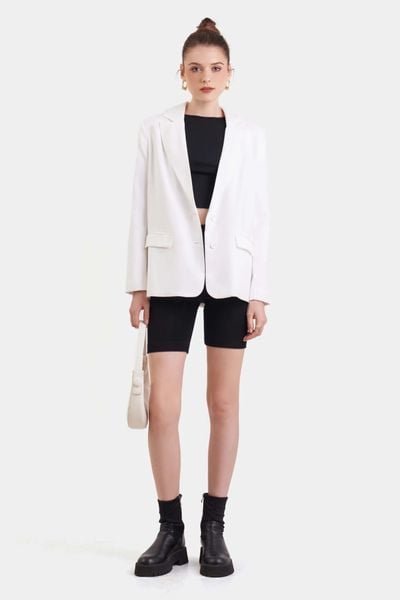 Blazer nữ màu trắng dễ phối và phù hợp nhiều bối cảnh công sở
