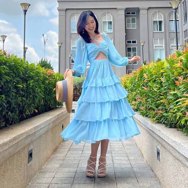 Đầm maxi phối cùng sandal đế xuồng