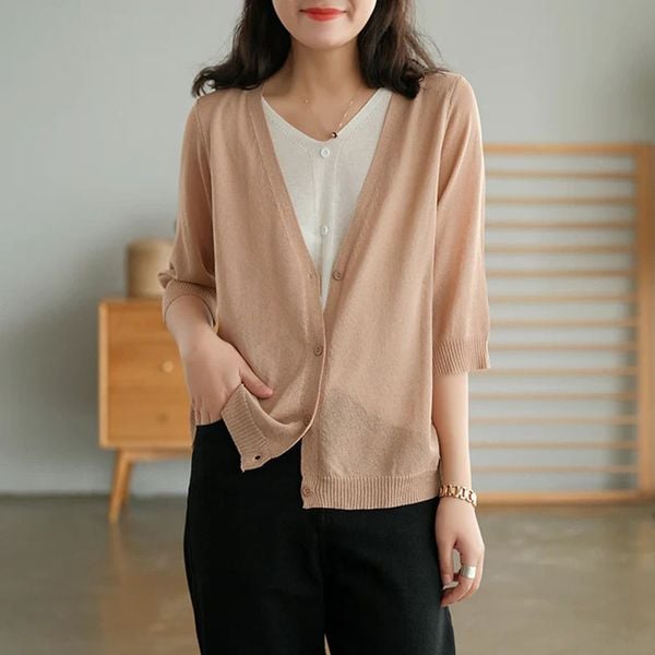 Cô gái mặc cardigan và váy tennis trong không gian hiện đại