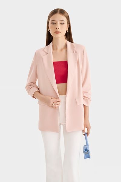Blazer nữ màu hồng mang lại cảm giác mềm và trẻ hơn cho mùa hè