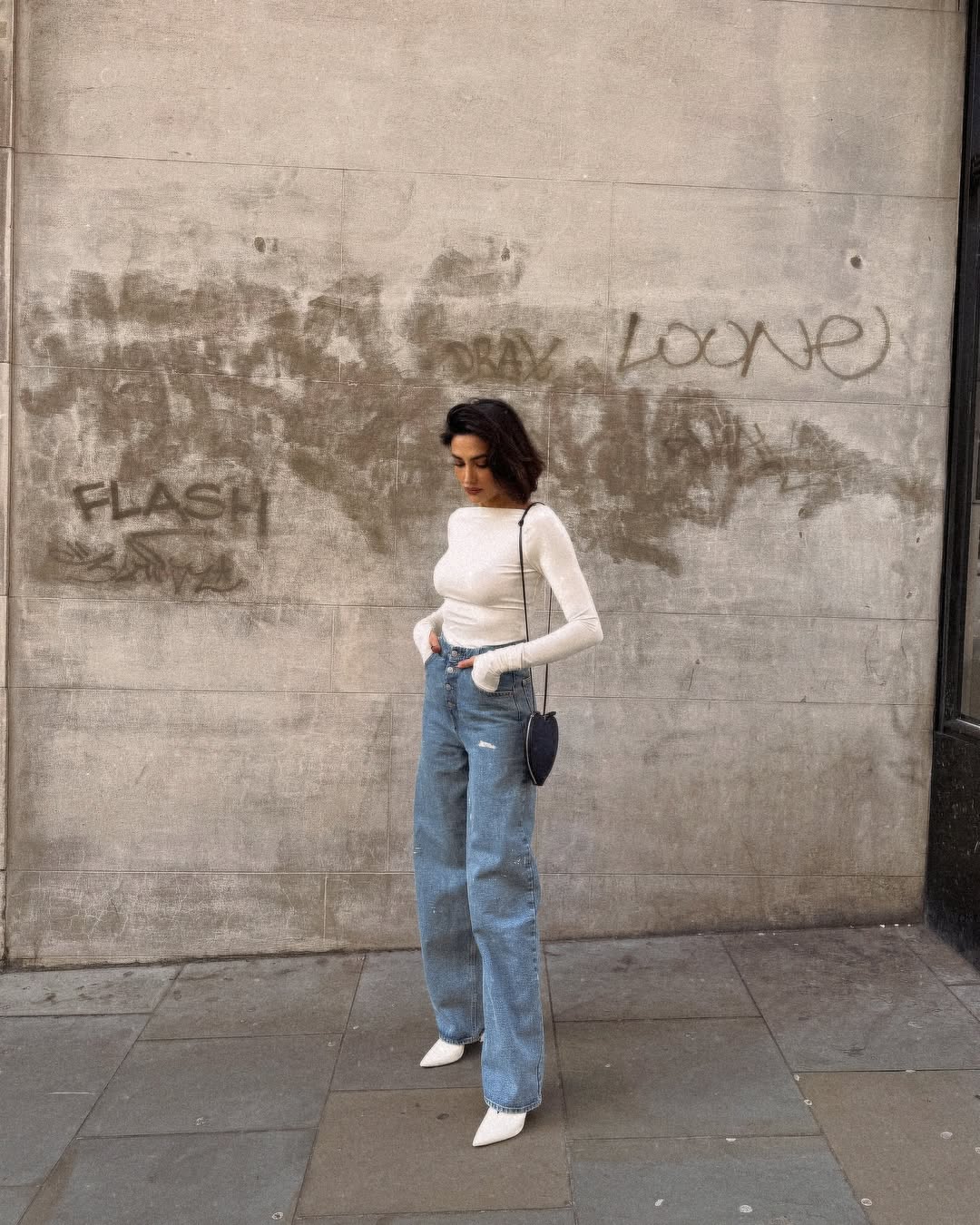 Quần jeans phối giày cao gót mũi nhọn