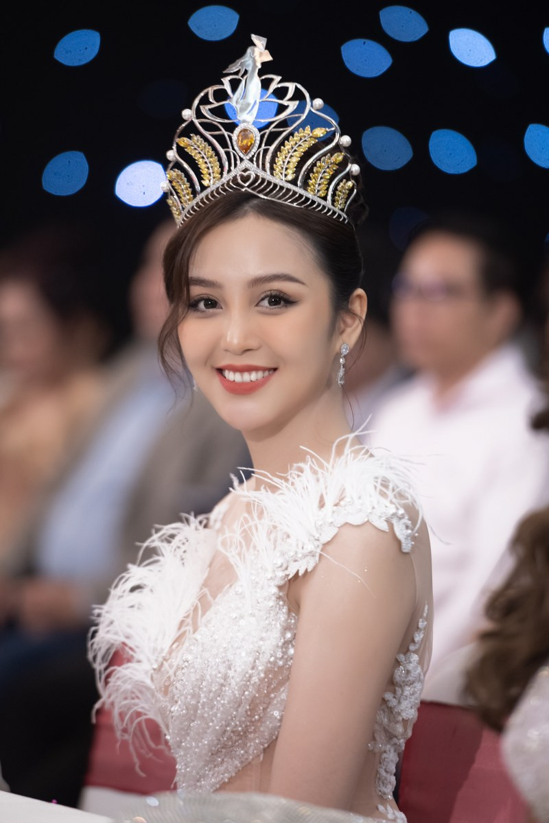 Vị trí bàn làm việc hướng cửa sổ và dựa tường