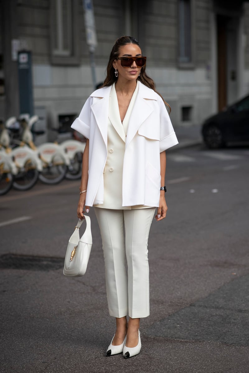 Bộ suit trắng cách tân với blazer tay ngắn và quần suông — biểu tượng tinh tế và hiện đại cho thời trang công sở